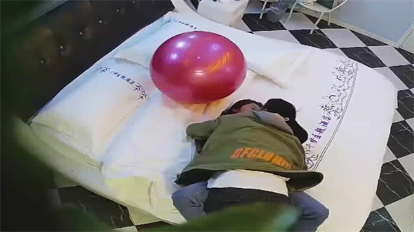 校花女友酒店开房激情啪啪：情趣瑜伽球房偷拍未流出全记录 海报