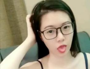 骚货主播直播发浪，饥渴难耐求捅插！ 海报
