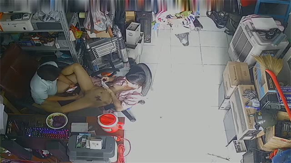 【黑客偷拍】维修店夫妻看店激情野战！监控实录高潮连连 海报