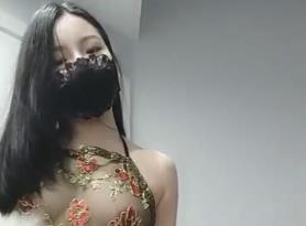 新人校花主播蓝兔子激情自慰大秀：无毛嫩穴湿漉漉，扇子舞撩人至极！ 海报