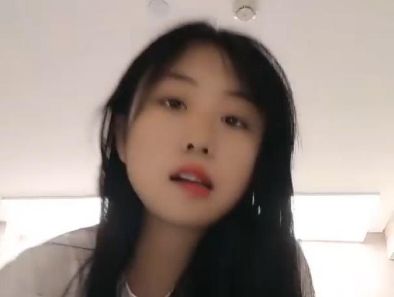 兄弟們！這妹妹奶子大到會嚇死人啊！ 海报