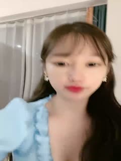 直播 颜值区极品美女下播前给大家小秀一波 (1)... 海报