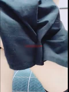 网红美女主播剧情演绎下班忘带钥匙在对面邻居家等妈妈回来时故意勾引邻居啪啪! 海报