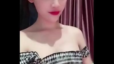 粉嫩蜜穴实录 少女自慰高潮娇喘 湿了床单的私密录像 海报